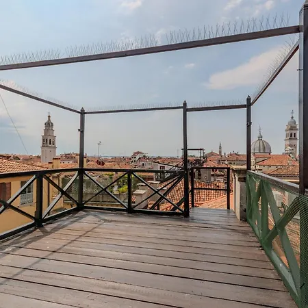 Guesthost - San Lorenzo Chic With Private Courtyard