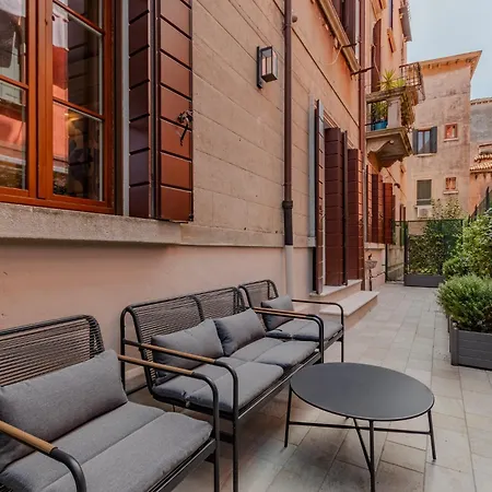 Apartment Guesthost - San Lorenzo Chic With Private Courtyard Venedig