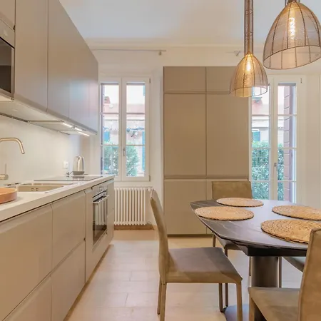 Guesthost - San Lorenzo Chic With Private Courtyard Apartment Venice