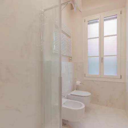 Guesthost - San Lorenzo Chic With Private Courtyard