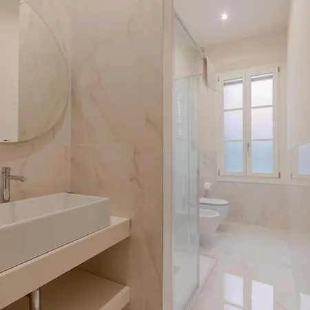 Guesthost - San Lorenzo Chic With Private Courtyard *