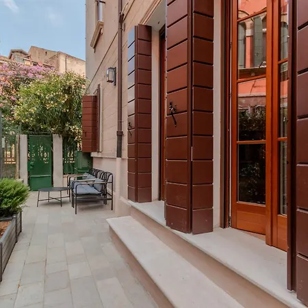 Guesthost - San Lorenzo Chic With Private Courtyard Apartment Venice