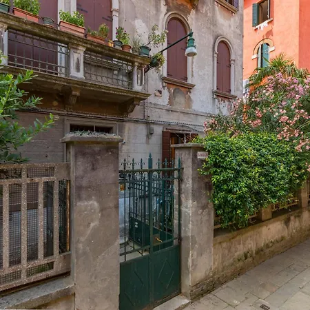 Guesthost - San Lorenzo Chic With Private Courtyard Apartment *